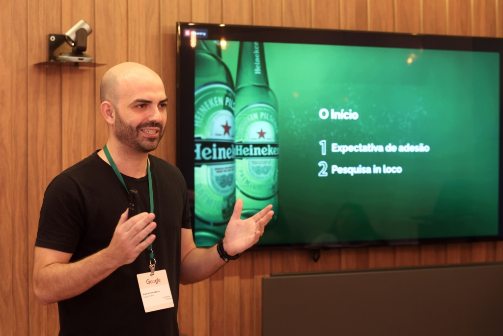 Cliente Heineken apresetando